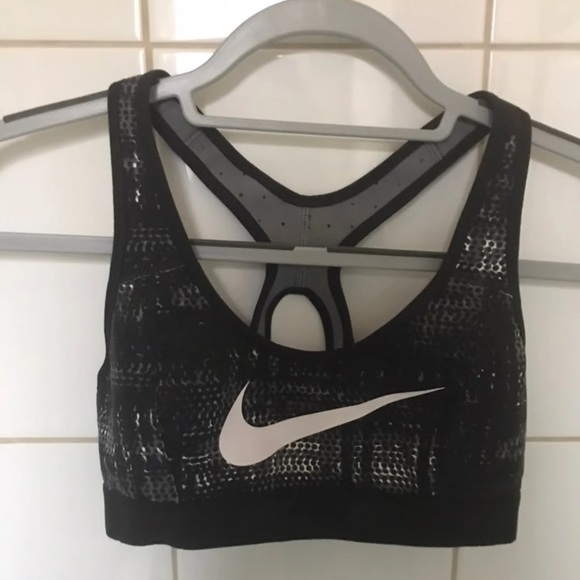 Nike sports bra - Picture 1 of 4